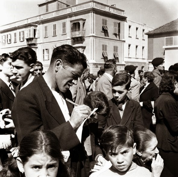 1954 - Bert Hardy - Esperando el resultado de la lotería.jpg